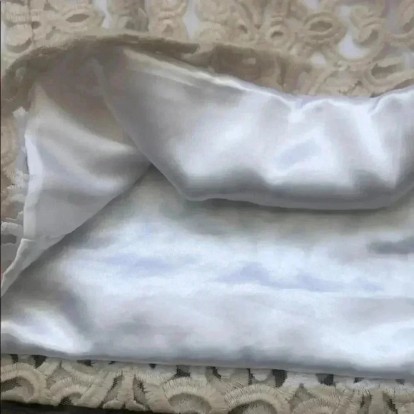 🌸3/$30🌸WHITE House| Black Market | Striped cream and white laced pencil  skirt - Picture 7 of 11